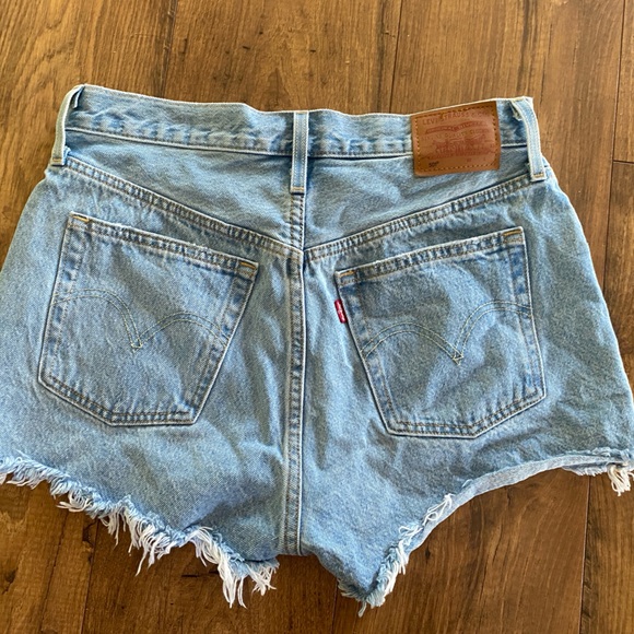 Levi 501 Shorts - Picture 2 of 3